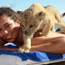 Una de cada siete mujeres tendrá cáncer de mama a lo largo de su vida.  ¿Cuántas más tendrán que morir para que se destinen más recursos al  diagnóstico precoz en mujeres jóvenes