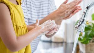 Basahi kedua telapak tangan setinggi pertengahan lengan memakai air yang mengalir, 2. 7 Cara Mencuci Tangan Yang Benar Menurut Who Dan Kapan Harus Melakukannya