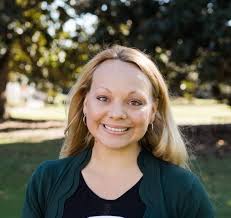 CHRISTIAN WOMEN INFLUENCERS TODAY! Annie Locke Annie Locke is a joyful  Bible teacher. She is the happy wife of Ronjour, and Mama to their 4, who  they call “The Locke Flock”! Together,