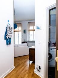 Schoner Altbauflur In Kraftigen Farben Holzdielen Weisse Wande Blaue Farbakzente Berlin Hallway Corridor Flur Holzdielen Weisse Wande Deko Ideen