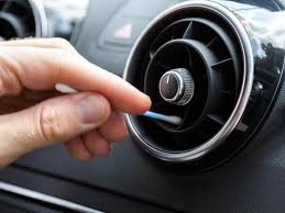 Wer gerade keinen glasreiniger zur hand hat, kann das glas auch mit einem fensterleder, lauwarmen wasser und einem spritzer essig behandeln. Autoscheibe Reinigen Mit Diesem Trick Wird Ihr Auto Schnell Sauber Auto