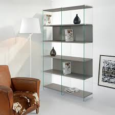 Librerie e mensole in vetro sono tra i prodotti d'arredo i più amati grazie alle strutture super slim e alle trasparenze che li rendono facili da contestualizzare anche in interni molto diversi tra loro. Libreria Byblos Composizione 5 Con Fianchi In Vetro E Ripiani In Melaminico