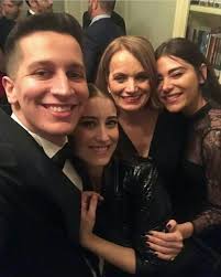Gabriela dimitri 140.904 views1 year ago. New Hazal Junto Al Hermano Atalay Ulusoy Y Mama Refiye Ulusoy De Cagatay En La Gala De La Primera Temporada The Protector Fotos Hermanas Enamorada