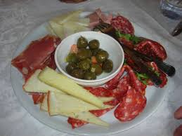 Scoprite le ultime ricette antipasti ai salumi e insaccati. Fotografia C Da Digerbato Tenuta Volpara Antipasto Misto Di Salumi E Formaggi Al Centro Ciotola Con Olive Condite Alivi Cunzati 27 Aprile 2008 Marsala