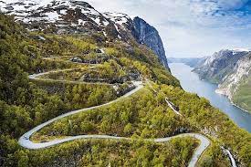 This is hardly surprising considering the spectacular rock formations the pulpit rock (preikestolen) and kjeragbolten, the latter of which is a prime destination for base jumpers. Lysebotn Shefalitayal