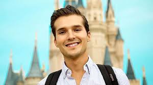 Guillermo aponte mille, mejor conocido como memo aponte, es un actor de doblaje conocido por dar voz a varios personajes animados de las películas disney como los increíbles, toy story o buscando a nemo; Memo Aponte Genera Polemica Por Su Perturbadora Parodia De Space Jam 2 Tu En Linea