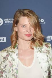 Un Blond Venitien Pour Le Carre Long De Melanie Thierry Les Colorations Tendance A Adopter Pour Un Carre Long Blond Venitien Carre Blond Carre Long