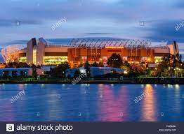 Old trafford is an area of the metropolitan borough of trafford, greater manchester, england, two miles (3.2 km) southwest of manchester city centre, roughly delineated by the crossroads of two old toll gates, brooks's bar to the east and trafford bar tram stop to the west. Fussballstadion Old Trafford Beleuchtet Nacht Gesehen Von Salford Quays Stockfotografie Alamy