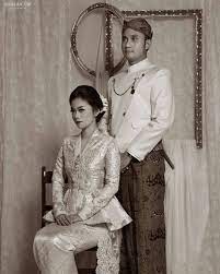 Khidmatnya sesi prewedding menggunakan pakaian adat daerah, 16 inspirasinya ini bikin terperangah! Foto Pre Wedding Cantik Dengan Tema Jawa Tone Seperti Ini Juga Memberikan Efek Timeless Ya Photography Dieraba Foto Perkawinan Foto Pengantin Gaya Pengantin