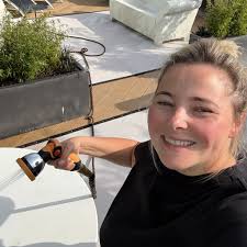 Forgot my sunglasses. Houseplant sitting… hopefully everything survives  this heat 🤣 anyone who is working outside at the moment you have my utmost  respect! ☀️ 🌴 🥵