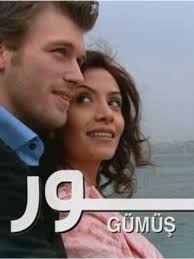 Nobud boʻlgan oʻsimlik va hayvon organizmining biologik hamda biokimyoviy oʻzgarishi (chirishi va undan murakkab yangi moddalarning sintezlanishi) natijasida hosil boʻladi. Series Gumus S1 2005 Cast Video Trailer Photos Reviews Showtimes