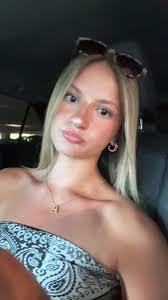 Arianna Bauer's Instagram, Twitter & Facebook