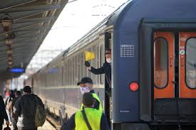 Locomotiva unui tren privat a luat foc in sinaia. Un Tren A AgÄÅ£at Cablurile De InaltÄ Tensiune La Iesirea Din Ploiesti CÄlÄtorii Au Luat O Pe Jos Libertatea