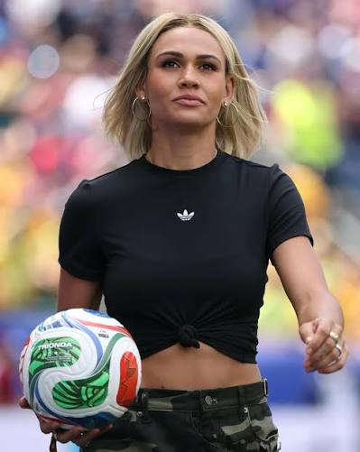 HER 😎 Trinity Rodman was in charge to bring out the match ball for the USMNT vs Australia game in Seattle 🇺🇸