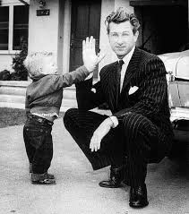 Sea hunt is an american action adventure television series that aired in syndication from 1958 to 1961 and was popular in syndication for decades afterwards. Lloyd Bridges With His Young Son Jeff 1952 9gag