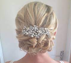 Latest Wedding Hairstyle Trends For Brides Wedding Hairstyles For Medium Length Hair With Hair Pearls Hair Styles Bride Hairstyles Medium Length Hair Styles