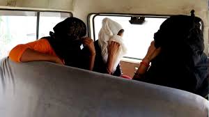 पुल‍िस रेड में आपत्त‍िजनक हालत में म‍िलीं कॉलगर्ल्स, वाट्सएप चैट्स से  ग्राहकों से होती थी डील - Police and Intelligence AajTak