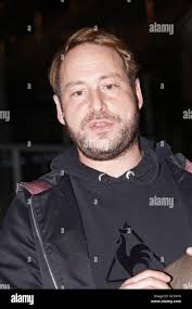 Paris, France. 06 octobre 2017. Performance du collectif The Horde, trio  fondé en 2013 par Marine Brutti, Jonathan Debrouwer et Arthur Harel avec  une limousine Lincoln autour de laquelle gravitent une vingtaine