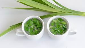 Daun limau purut juga dipercayai kaya dengan flavonoid dan polifenol yang menjadikannya tinggi kandungan antioksidan dan mampu mencegah penyakit berkaitan jantung serta barah. 9 Manfaat Air Rebusan Daun Pandan Untuk Kesehatan
