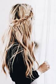 The secret to making your curly locks look beautiful lies in styling them right. Hairinspo Hairinspiration Blonde Pinterest Insta Britstrawbridge Hair Styles Long Hair Styles Curly Hair Styles