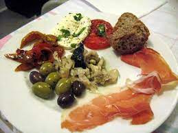La crostata rustica all'italiana è una saporita crostata salata farcita con verdure di stagione e una crema di formaggi. Guide To Antipasto Italian Appetizers That Come Before The Meal
