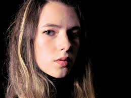 Zwei tolle Künstler treten im Flürener "ART" auf: Julika Elizabeth mit  Pop-Balladen und Melvin Schulz-Menningmann, der Kopf der " Bluesanovas"