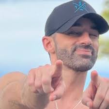 Tras ser señalado como "infiel" por varias mujeres, Toni Costa habla de  religión