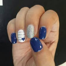 Tras ya bastantes años navegando y organizando viajes náuticos, he patroneado repetidamente por grecia, italia, croacia y toda la costa española, recalando en lugares paradisiacos. Unas Marineras Azul Y Plata Unas De Gel Bonitas Manicura De Unas Decorados Para Unas Cortas