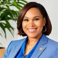 Holly Mraz's Instagram, Twitter & Facebook