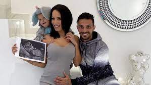 Manon n'a jamais officiellement communiqué sur son poids, mais elle a subi plusieurs opérations pour affiner sa silhouette. Manon Marsault Coup De Gueule Contre Ceux Qui Jugent Son Fils De 2 Ans En Retard Magicmaman Com