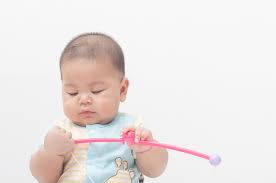 Tahan bokong bayi dengan tangan kanaan, lalu dipijit punggung bayi dengan telapak tangan kiri anda mulai dari leher sampai bokong dimana tangan kanan berada. Begini Cara Mendeteksi Bayi Dengan Kondisi Tongue Tie
