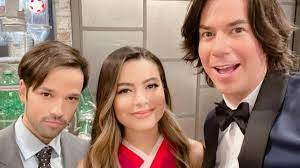 Un grupo de mejores amigos creando un webcast mientras lidia con problemas y aventuras cotidianas. Cuando Se Estrena La Nueva Temporada De Icarly En Mexico