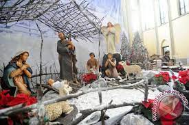 Jan 12, 2021 · tema natal 2020 katolik.rabu, 1 januari 2020 hari raya santa maria bunda allah hari perdamaian sedunia. Umat Katolik Madiun Ikuti Misa Natal Antara News