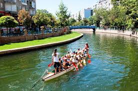 Uluslararası eskişehir sokak festivali, anadolu üniversitesi i̇letişim bilimleri fakültesi ve eskişehir büyükşehir belediyesi'nin ortak çalışma ve organizasyonuyla mayıs ayında adalar'da gerçekleştirilmektedir. Eskisehir De Gezilecek Yerler Rehberi Detayli Obilet Com Blog