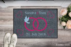 Wir können es verstehen, wenn du davor zurückschreckst, deine schuhe auf deinem geschenke zur hochzeit: Als Geschenk Zur Hochzeit Oder Zum Gemeinsamen Eigenheim Eine Personalisierte Fussmatte Erinne Fussmatte Hochzeitsgeschenke Ideen Personalisierte Fussmatte