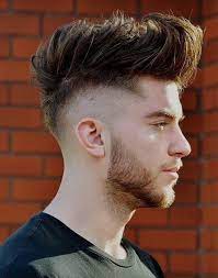 Jika anda familiar dengan model mohawk maka model ini cukup mirip tapi tidak seekstrim potongan mohawk. Ini Gaya Rambut Andalan Dan Ideal Buat Si Jabrik Kece