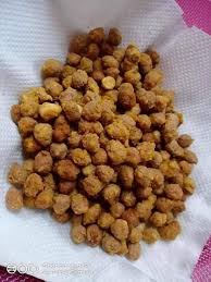 Ayak kacang dengan saringan agar tepung menjadi merata pada kacang. Resepi Kacang Tanah Goreng Tepung Pedas