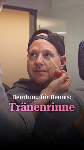 Dennis kam wegen seiner Tränenrinne., Weil sie ihn ständig müde aussehen  ließ., Egal, wie gut er geschlafen hatte., Egal, wie gut er sich fühlte.,  Dieses eine Detail unter den Augen –, und plötzlich ...
