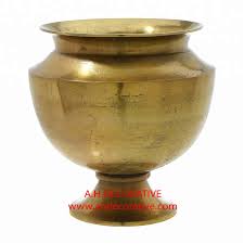 This metal urn vase in gold is ideal for event and wedding decoration. Gold Flower Urn Vase Buy Flower Vase Pedestal Metal Flower Vases Large Flower Vases Product On Alibaba Com