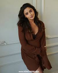 Pregnant Alia Bhatt Flaunting her Baby Bump Pictures,Stills,Photo Gallery,  Wallpapers