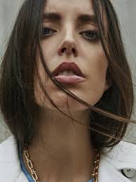 Marta Sierra, la reina de los 'reels' que arrasa con sus cambios de moda  instantáneos y a todo color