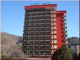 Centru tratamente balneologice, parcare, receptie, restaurant, lift, bar, seif, spalatorie/curatatorie, sala de conferinte. Revelion Calimanesti Caciulata Hotel Cozia 3 Ana Tour Travel