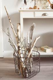 Rechnungskauf möglich ➤ jetzt bestellen & sparen! Sideboard Deko Weiss Mit Naturlichen Materialien Federn Schneckenhaus Und Holz Dekoidee Mit Fundstucken Aus Dem Urlaub Und Natur Deko Deko Weiss Sideboard