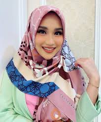 Mereka berharap ayu ting ting dan ketiga rekan artis lainnya istiqomah mengenakan hijab meski bukan saat ramadan. Tak Lagi Pakai Busana Mini Ayu Ting Ting Tampil Pangling Dalam Balutan Hijab Bermotif Cantik Semua Halaman Stylo