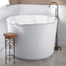 Kleine Badewanne Tauchen Sie In Das Kleine Bad Petite Baignoire Baignoire Baignoire Petite Salle De Bain