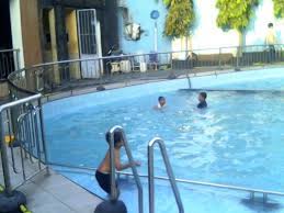 Bukit awan waterpark gresik ini biasanya sangat ramai pada pukul 13.00 sampai 15.00 saat weekday, karena ada beberapa sekolah yang bekerja sama untuk ekstrakurikuler renang disini. Belajar Renang Di Kolam Renang Bukit Awan Gresik Youtube