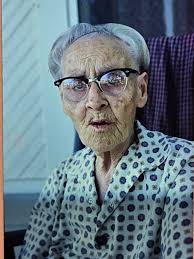 Girl receives golden plaque from Nashville mayor