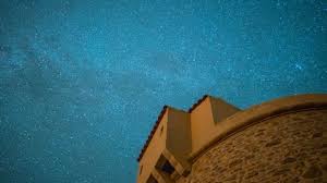 Un météore désigne la traînée lumineuse produite par l'entrée dans l'atmosphère d'un corps extraterrestre, ou météoroïde, pouvant produire, s'il ne s'est pas entièrement consumé, une ou plusieurs météorites. Perseides Stock Video Footage Royalty Free Perseides Videos Pond5