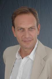 La voce dei protagonisti : Riccardo Polizzi Carbonelli un dandy che seduce  anche Nina