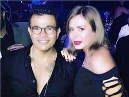 شاركت الفنانة إيمي سالم، متابعيها عبر صفحتها الشخصية بموقع إنستقرام، أول صورة لها برفقة أولادها يوسف وسالم وساري من زوجها السابق الفنان اللبناني غسان المولى، ووجهت لهم رسالة مطولة تضمنت تحذيرا مبطنا لمن يريد أن يهدم. Ø£Ø¹Ø´Ù‚ Ø§Ù„Ø±Ø§Ø¨Ø¹Ø© Ø¥ÙŠÙ…ÙŠ Ø³Ø§Ù„Ù… Ù…Ø¤Ø§Ù…Ø±Ø© Ø¹Ù…Ø±Ùˆ Ø¯ÙŠØ§Ø¨ Ø¹Ù„Ù‰ Ø¯ÙŠÙ†Ø§ Ø§Ù„Ø´Ø±Ø¨ÙŠÙ†ÙŠ Ø¨ÙˆØ§Ø¨Ø© Ø£Ø®Ø¨Ø§Ø± Ø§Ù„ÙŠÙˆÙ… Ø§Ù„Ø¥Ù„ÙƒØªØ±ÙˆÙ†ÙŠØ©